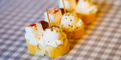 Tři sýrové jednohubky s mozzarellou, kostkou balkánského sýra a hroznem