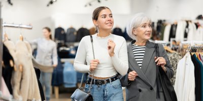 Ženy nakupují oblečení