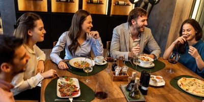 Kolegové na obědě v restauraci