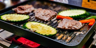 Příprava masa a zeleniny na raclette