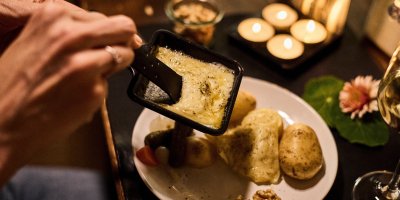 Příprava raclette sýra