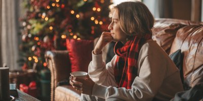 Člověk v šále u vánočního stromečku