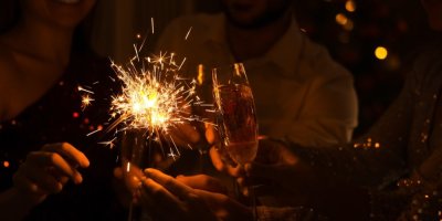 Lidé s šampaňským a prskavkou