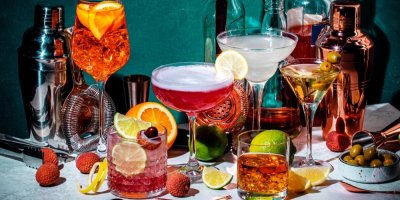 Skleničky s různými alkoholickými nápoji