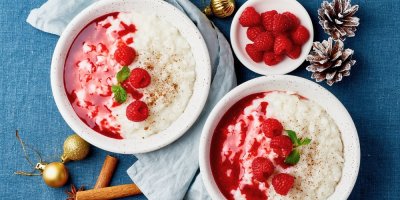 Rýžová kaše s malinami, vánoční dekorace