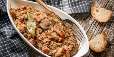 Pokrm z kysaného zelí, masa a hub