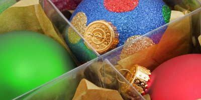 Krabice s rozbitými vánočními ozdobami