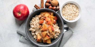 Ovesná kaše, ovesné vločky, jablko a ořechy