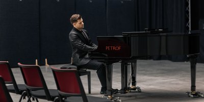 Jan Veselý hrající na piano