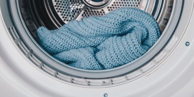 Modrý svetr v pračce