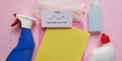 Cedulka s nápisem peroxid vodíku, úklidové pomůcky