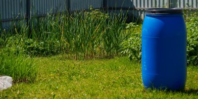 Modrý venkovní sud