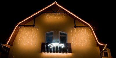 Vánočně osvětlený dům