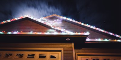 Vánočně osvětlený dům