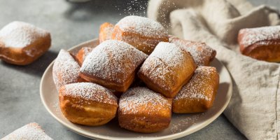 Smažené sladké pečivo sypané cukrem