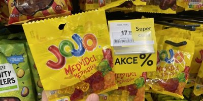 Balení gumových medvídků v supermarketu