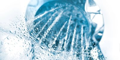 Voda tekoucí ze sprchové hlavice