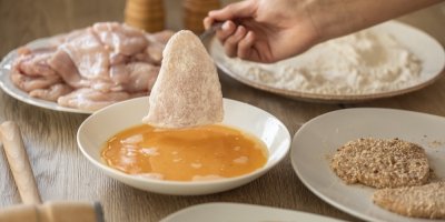 Obalování řízků v mouce, vejci a strouhance