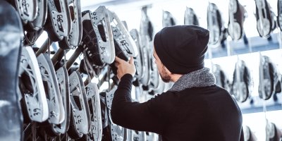 Muž si vybírá brusle