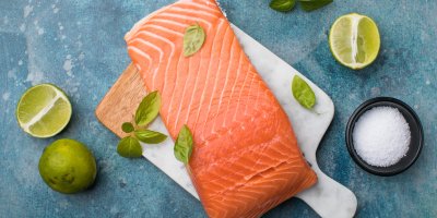 Čerstvý losos na prkénku