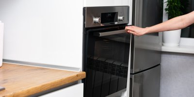 Ruce otevírají troubu