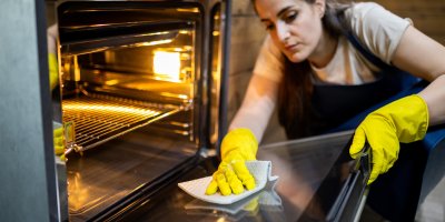 Žena čistí troubu