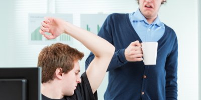 Muž si čichá k podpaží