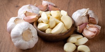 Česnek loupaný i vcelku