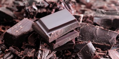 Kousky tmavé čokolády