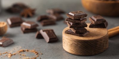 Kousky tmavé čokolády