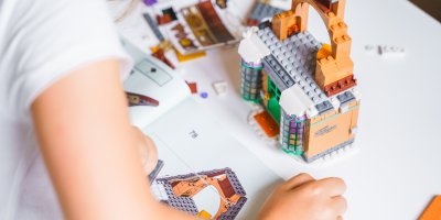 Lego a dětská ruka