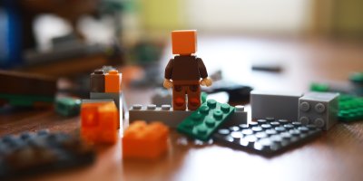 Lego postavička a kostky