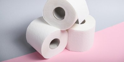 Tři role toaletního papíru