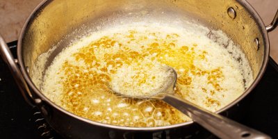 Rozpuštěné máslo v hrnci