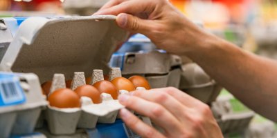 Ruce otevírají proložky s vejci