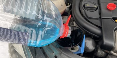 Nalévání zimní směsi do ostřikovačů do nádržky