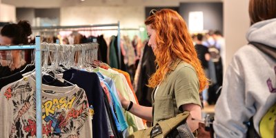 Žena se zrzavými vlasy nakupuje v sekáči