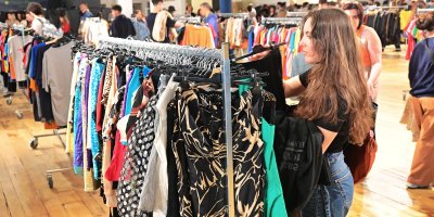 Žena nakupuje v second handu