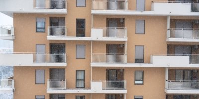 Bytový dům a poletující sníh