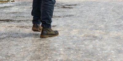 Chodec na zledovatělém chodníku