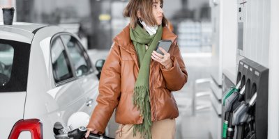 Dívka tankuje do auta