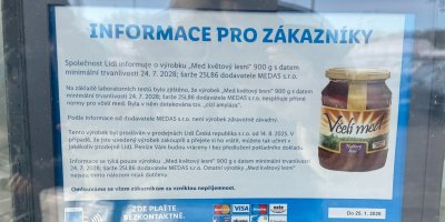 Varovná cedule řetězce Lidl na dveřích
