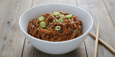 Nudle s arašídovou omáčkou v misce