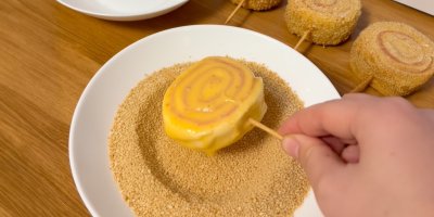 Obalování sýru ve strouhance