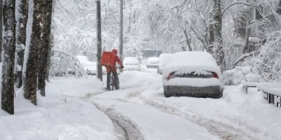 Kurýr na kole na zasněžené cestě