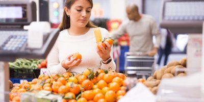 Žena si vybírá mandarinky