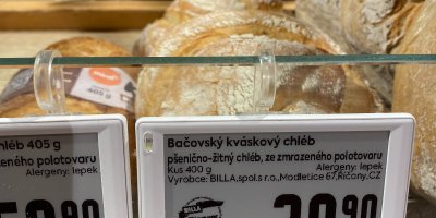 Kváskový chléb a cedulka s popiskem a cenou