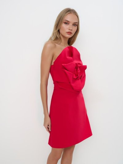 Modelka v červených šatech