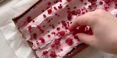 Příprava rolády s malinami