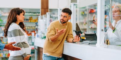 Lidé ve frontě v lékárně